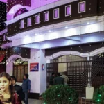 कुशीनगर: बेटे की शादी की खुशियों के बीच मातम, पिता की करंट लगने से दर्दनाक मौत, दो अन्य झुलसे।