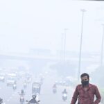 दिल्ली की साँसें अटकीं: ज़हरीली धुंध ने घेरा, AQI 300 के पार