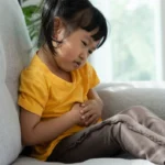 बालों का गुच्छा पेट में: बच्चों की आदतें जो बन सकती हैं जानलेवा