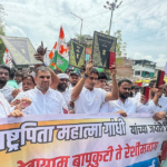 युवा कांग्रेस का संविधान प्रेम: RSS प्रमुख को सौंपने निकले, पुलिस की हिरासत में