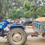 रेत से भरा ट्रैक्टर उड़ा ले गया चालक, जब्त हुआ वाहन।