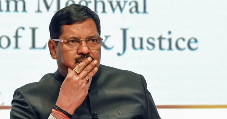 "न्याय के मंदिर में अशांति: वकील का CJI पर जूता फेंकने का प्रयास, 'सनातन' के नारे गूंजे!"