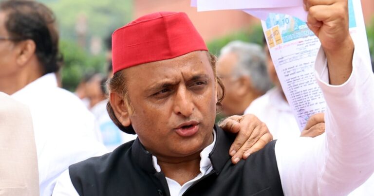 अखिलेश के फेसबुक पर बैन से भड़की सपा: "लोकतंत्र पर हमला"