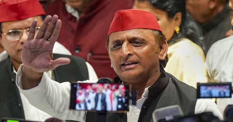 अखिलेश के फेसबुक पर लौटे, वैष्णव बोले- सरकार का हाथ नहीं, 'वो' थे ज़िम्मेदार!