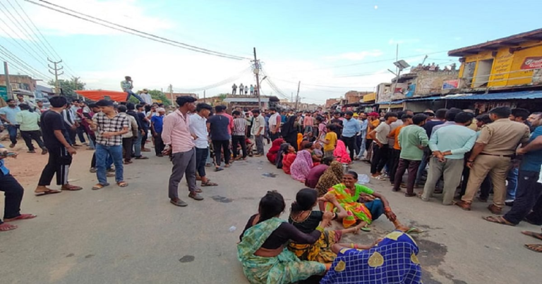 आगरा: उटंगन में दुर्गा विसर्जन के दौरान भयानक हादसा, 13 युवक डूबे, 3 के शव मिले, 9 की तलाश जारी