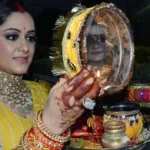 करवा चौथ पर चांद सी दमकती तुम्हारी मुस्कान।