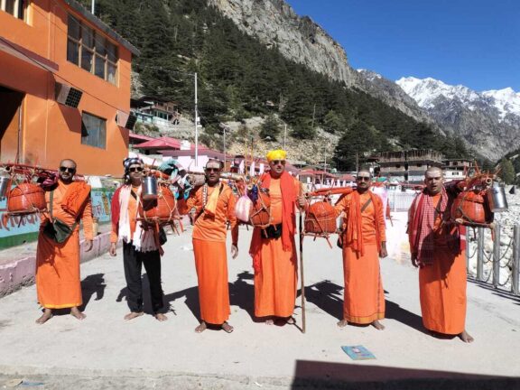 कांवड़ यात्रा का शुभारंभ: गोमुख से गंगाजल लेकर निकले तीर्थपुरोहित