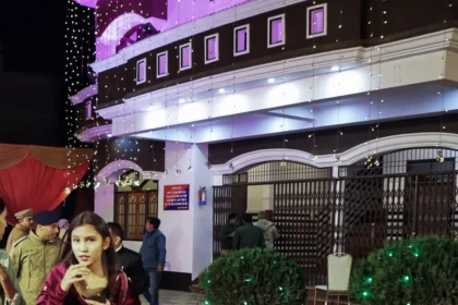 कुशीनगर: बेटे की शादी की खुशियों के बीच मातम, पिता की करंट लगने से दर्दनाक मौत, दो अन्य झुलसे।