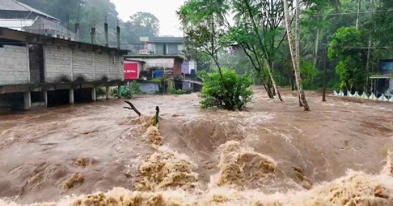 केरल में भारी बारिश का कहर, 6 जिलों में ऑरेंज अलर्ट, जानें बाढ़ का ताज़ा हाल!