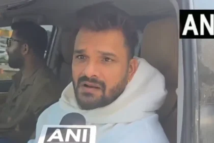 खेसारी लाल यादव का 'पर्दाफाश': छपरा से RJD का टिकट, पर वोटर लिस्ट में पत्नी का नाम गायब!