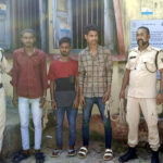 ग़लत इरादा, सख़्त सज़ा: तीन युवक लड़की के अपहरण के प्रयास में बुरी तरह पिटे, पुलिस के हवाले