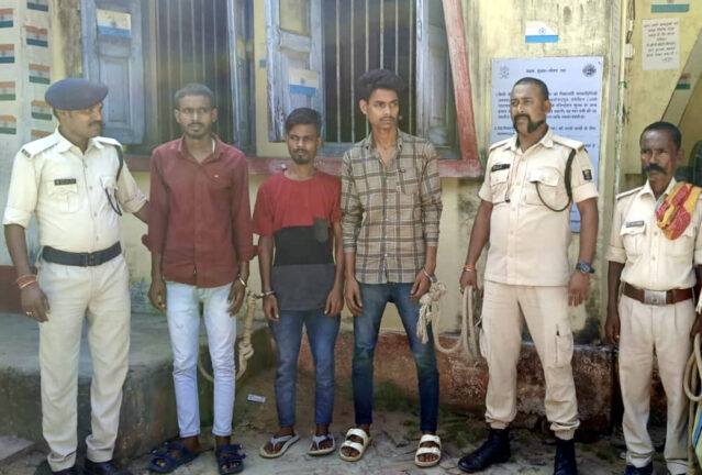 ग़लत इरादा, सख़्त सज़ा: तीन युवक लड़की के अपहरण के प्रयास में बुरी तरह पिटे, पुलिस के हवाले