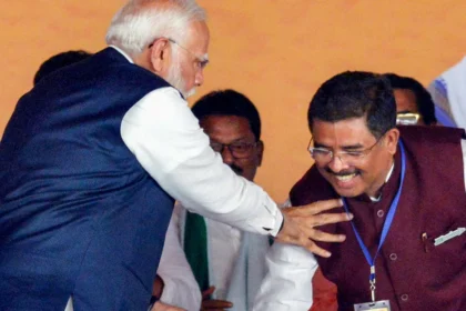 चुनाव घमासान: जदयू को झटका, पूर्व सांसद संतोष कुशवाहा अब राजद के लालटेन तले