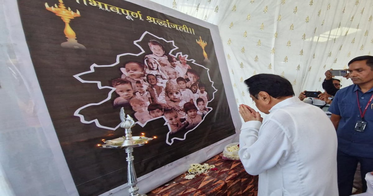 छिंदवाड़ा: कमलनाथ ने शोक संतप्त परिवारों से की मुलाकात, 50-50 लाख के मुआवजे की उठाई आवाज़।