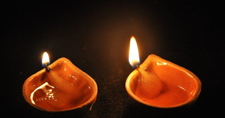 झारखंड की दिवाली: गोबर के दीयों से जगमगाती रात, ग्रामीण महिलाओं के हाथों आत्मनिर्भरता की ज्योत