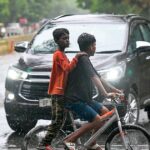 ठिठुरन का डबल अटैक: पहाड़ों पर बर्फ, मैदानों में बारिश, दिल्ली-NCR की भी ठिठुरन भरी दस्तक!