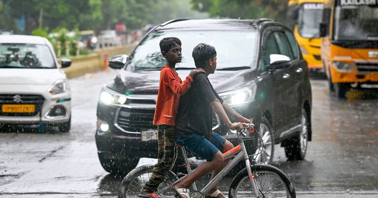 ठिठुरन का डबल अटैक: पहाड़ों पर बर्फ, मैदानों में बारिश, दिल्ली-NCR की भी ठिठुरन भरी दस्तक!