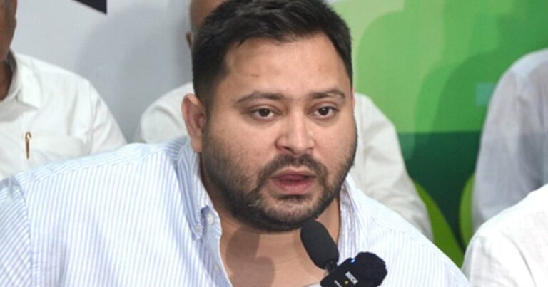 तेजस्वी का 'नौकरी का महा-वरदान': हर घर में एक सरकारी नौकरी, यह प्रण है, घोषणा नहीं!