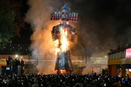 दशहरा 2025: बुराई की राख से जगमगाता विजय का त्योहार, राष्ट्र की अनूठी परंपराएं