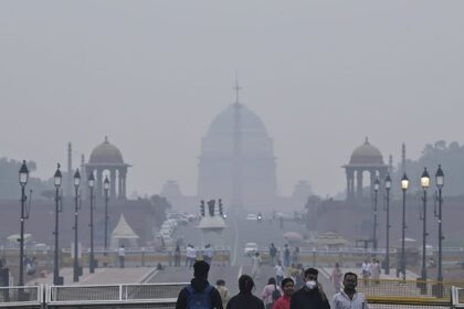 दिल्ली-NCR को जकड़ रहा ज़हरीला कोहरा: AQI 400 पार, हर साँस जैसे ज़हर