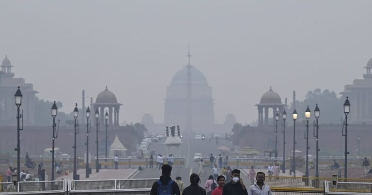 दिल्ली-NCR को जकड़ रहा ज़हरीला कोहरा: AQI 400 पार, हर साँस जैसे ज़हर