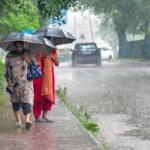 दिल्ली-एनसीआर में मौसम का तांडव: भारी बारिश, गरज-चमक और हवाई सेवाओं पर गहरा असर