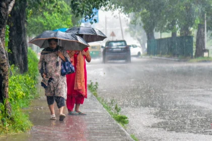 दिल्ली-एनसीआर में मौसम का तांडव: भारी बारिश, गरज-चमक और हवाई सेवाओं पर गहरा असर