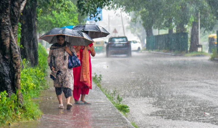 दिल्ली-एनसीआर में मौसम का तांडव: भारी बारिश, गरज-चमक और हवाई सेवाओं पर गहरा असर
