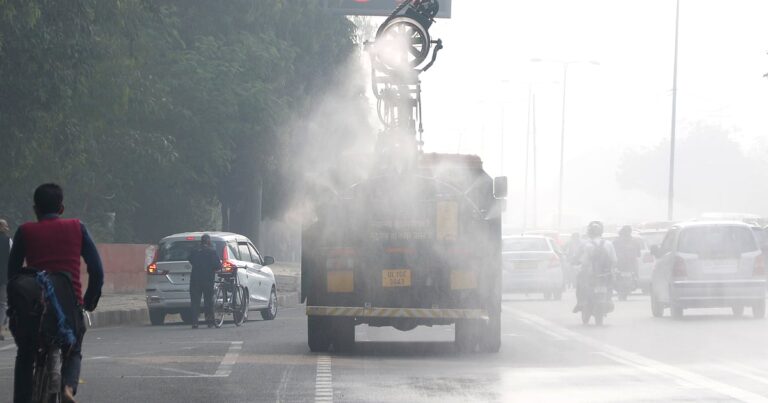 दिल्ली का दम घुट रहा: लगातार दूसरे दिन AQI 400 पार, सांस लेना हुआ दुश्वार!