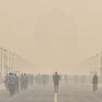 दिल्ली की सर्द हवाओं में ज़हरीला धुआं: AQI 200 पार, आनंद विहार दम घुट रहा
