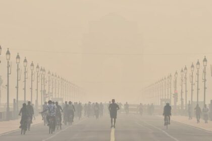 दिल्ली की सर्द हवाओं में ज़हरीला धुआं: AQI 200 पार, आनंद विहार दम घुट रहा