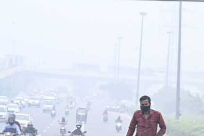 दिल्ली की साँसें अटकीं: ज़हरीली धुंध ने घेरा, AQI 300 के पार