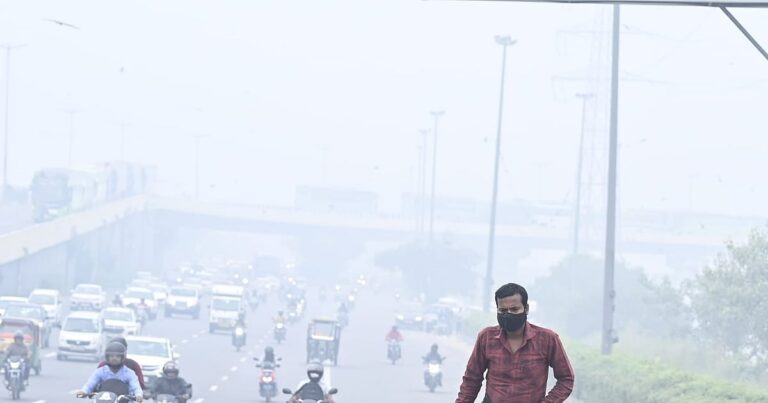 दिल्ली की साँसें अटकीं: ज़हरीली धुंध ने घेरा, AQI 300 के पार