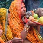 दिल्ली में भव्य छठ पूजा की तैयारी: भक्तों पर पुष्प वर्षा से स्वागत