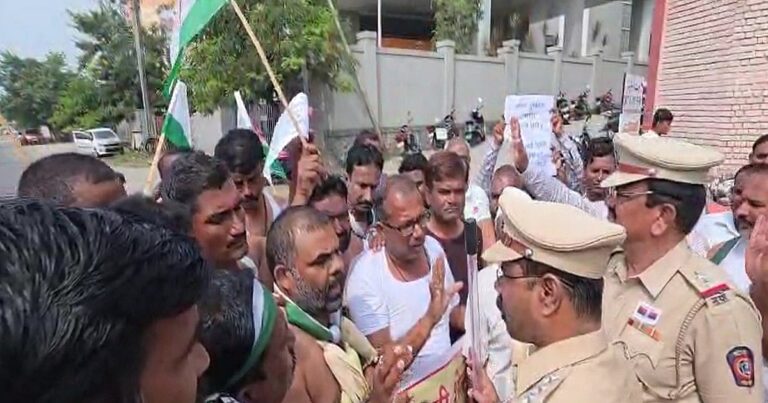 दिवाली की आतिशबाज़ी नहीं, किसानों का रोष: संभाजीनगर में कलेक्टर के द्वार पर दीपावली का बहिष्कार