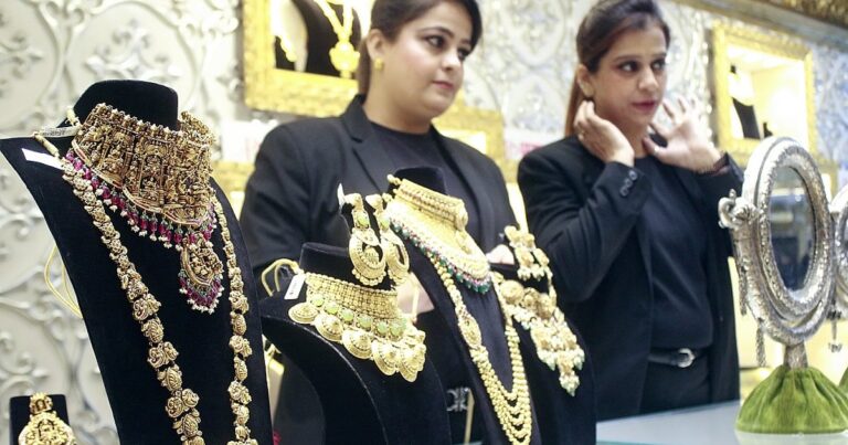 दिवाली की चमक में सोना-चांदी हुआ बेकाबू, आम आदमी की जेब पर भारी