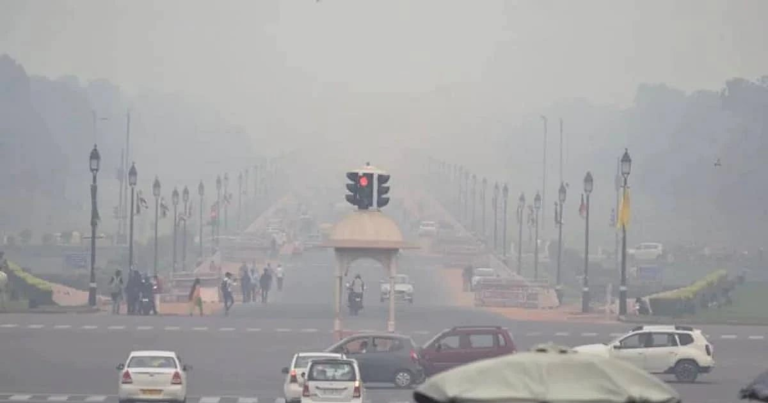 दिवाली की धुंध में दिल्ली का दम घुट रहा: AQI 400 पार, GRAP-2 लागू