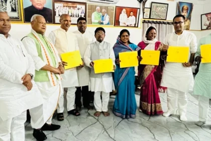 नई दिल्ली: बिहार के पूर्व मुख्यमंत्री जीतन राम मांझी की पार्टी हिंदुस्तानी आवाम मोर्चा (हम) ने आगामी विधानसभा चुनावों के लिए अपने सभी छह उम्मीदवारों की घोषणा कर दी है। यह घोषणा महागठबंधन में सीटों के बंटवारे के बाद हुई है।
"जीतन राम मांझी का बड़ा दांव: हम ने घोषित किए सभी 6 उम्मीदवार, बिहार की सियासत में हलचल"
यह शीर्षक न केवल जानकारी देता है, बल्कि रोमांच और प्रतिस्पर्धा की भावना भी जगाता है। "बड़ा दांव" शब्द मांझी के चुनावी दांव को दर्शाता है, और "सियासत में हलचल" आगामी चुनावों की अनिश्चितता और महत्व पर जोर देता है।