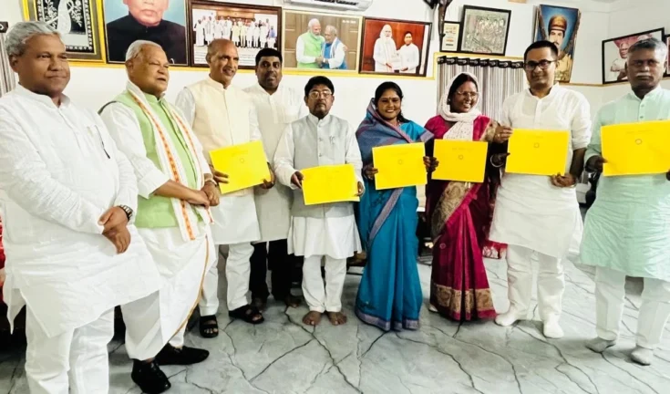 नई दिल्ली: बिहार के पूर्व मुख्यमंत्री जीतन राम मांझी की पार्टी हिंदुस्तानी आवाम मोर्चा (हम) ने आगामी विधानसभा चुनावों के लिए अपने सभी छह उम्मीदवारों की घोषणा कर दी है। यह घोषणा महागठबंधन में सीटों के बंटवारे के बाद हुई है।
"जीतन राम मांझी का बड़ा दांव: हम ने घोषित किए सभी 6 उम्मीदवार, बिहार की सियासत में हलचल"
यह शीर्षक न केवल जानकारी देता है, बल्कि रोमांच और प्रतिस्पर्धा की भावना भी जगाता है। "बड़ा दांव" शब्द मांझी के चुनावी दांव को दर्शाता है, और "सियासत में हलचल" आगामी चुनावों की अनिश्चितता और महत्व पर जोर देता है।