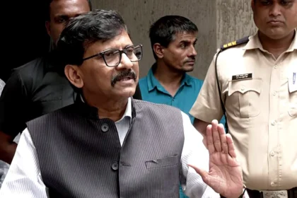 नई दिल्ली: शिवसेना (उद्धव बालासाहेब ठाकरे) के नेता संजय राउत ने भारतीय जनता पार्टी (भाजपा) पर 'मैच फिक्सिंग' का आरोप लगाते हुए कहा है कि 96 लाख फर्जी वोटर हैं। उन्होंने चुनाव आयोग के खिलाफ मार्च निकालने की भी घोषणा की है।