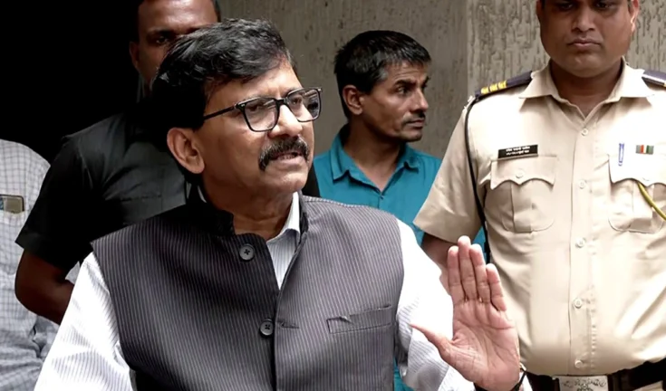 नई दिल्ली: शिवसेना (उद्धव बालासाहेब ठाकरे) के नेता संजय राउत ने भारतीय जनता पार्टी (भाजपा) पर 'मैच फिक्सिंग' का आरोप लगाते हुए कहा है कि 96 लाख फर्जी वोटर हैं। उन्होंने चुनाव आयोग के खिलाफ मार्च निकालने की भी घोषणा की है।