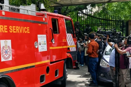 नोएडा पेपर स्ट्रॉ फैक्ट्री में धधकी आग, बाल-बाल बचे कर्मचारी