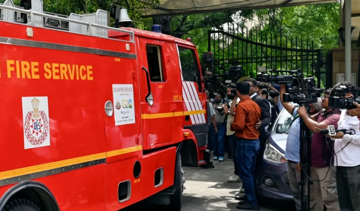 नोएडा पेपर स्ट्रॉ फैक्ट्री में धधकी आग, बाल-बाल बचे कर्मचारी