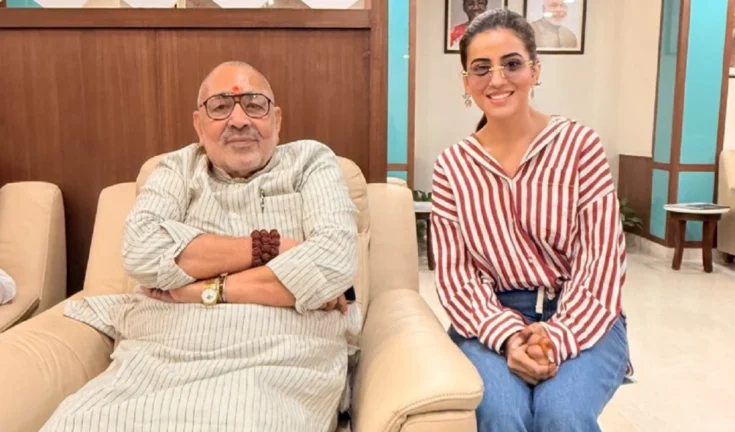 पवन सिंह के बाद, गिरिराज सिंह से मुलाकात के बाद अक्षरा सिंह की बिहार में सियासी सरगर्मी।