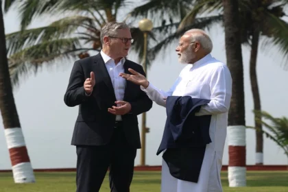 पीएम मोदी स्टार्मर के साथ: ब्रिटेन-भारत संबंधों पर एक नई दिशा, वैश्विक स्थिरता की ओर
