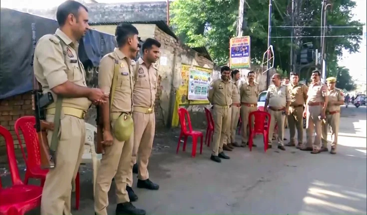बरेली में 'आई लव मुहम्मद' विवाद के बाद हाई अलर्ट, दशहरा पर सुरक्षा कड़ी।