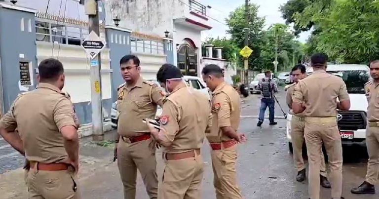 बरेली मेंSP की एंट्री पर रोक, माता प्रसाद हाउस अरेस्ट, संभल में बर्क के घर पुलिस का पहरा: सत्ता का टकराव या न्याय की दस्तक?