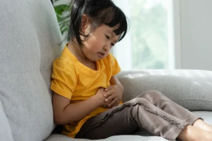 बालों का गुच्छा पेट में: बच्चों की आदतें जो बन सकती हैं जानलेवा