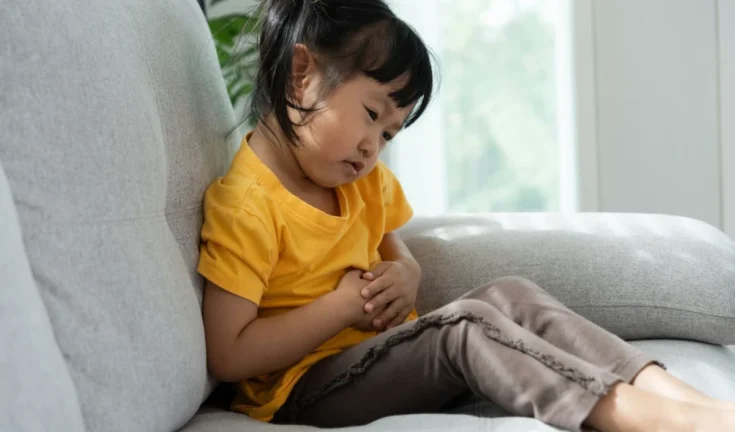 बालों का गुच्छा पेट में: बच्चों की आदतें जो बन सकती हैं जानलेवा