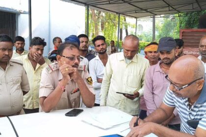 बिजली के खंभे से टकराया युवक, पानी में समाई जान।